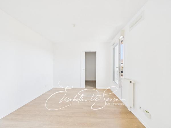 2 pièces dans immeuble récent