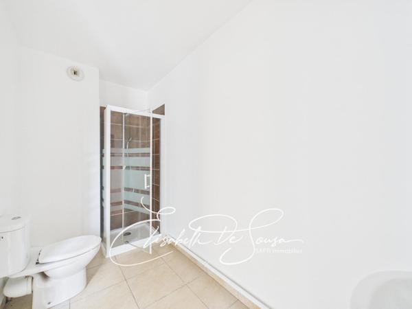 2 pièces dans immeuble récent