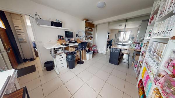 Elodie GONCALVES, vous propose : situé à Boisseaux à seulement 10 km d'Angerville, 25 mn d'Etampes et de sa gare, un pavillon individuel de 2006 dans un lotissement calme. Il se compose d'une entrée, un double salon/séjour avec cuisine ouverte, une chambre, un WC. 
A l'étage : 3 chambres, un bureau, une salle de bains avec WC. 

Chauffage électrique. 

Les ++ : 
- vie de plain-pied
- lotissement calme 
- tout à l'égout
- idéal famille

Visite virtuelle sur demande !