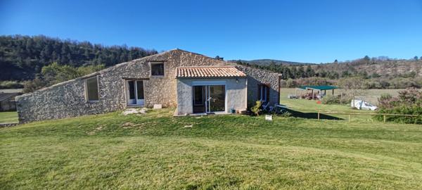 Sault (84390) Superbe bâtisse ancienne rénovée sur + de 11 hectares de terrain !