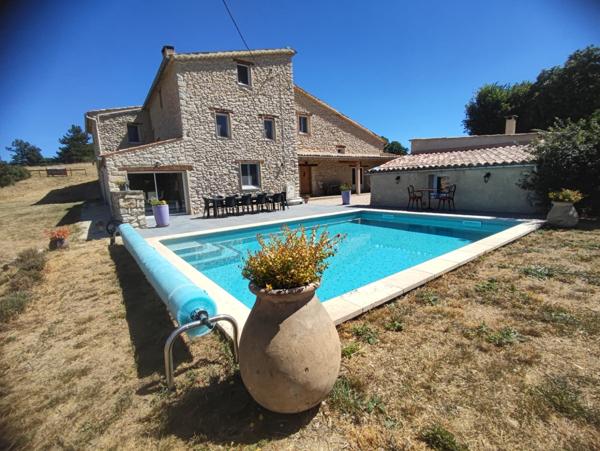 Sault (84390) Superbe bâtisse ancienne rénovée sur + de 11 hectares de terrain !