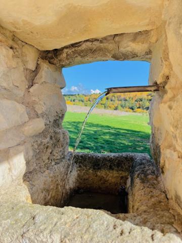 Sault (84390) Superbe bâtisse ancienne rénovée sur + de 11 hectares de terrain !