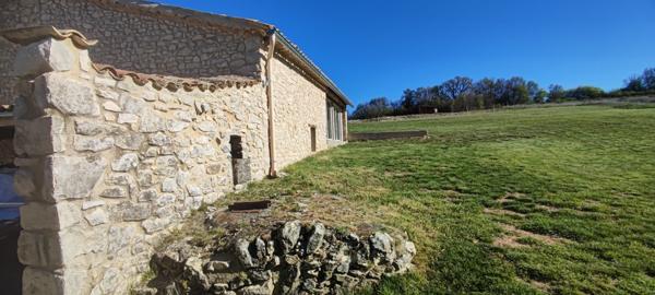Sault (84390) Superbe bâtisse ancienne rénovée sur + de 11 hectares de terrain !