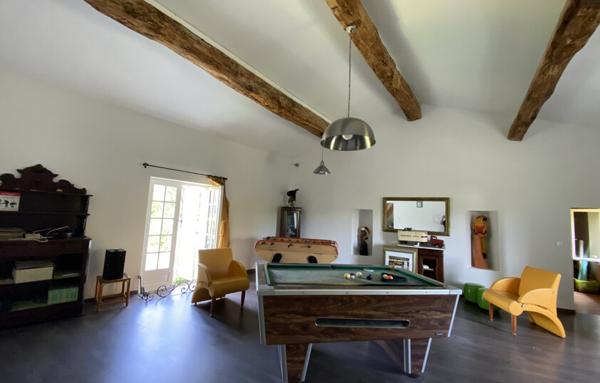 PORTES DE LA DROME PROVENCALE, LORIOL. FERME SUR PARC DE  3 582 M2 ET 284 M2 HAB. NB DEPENDANCES.