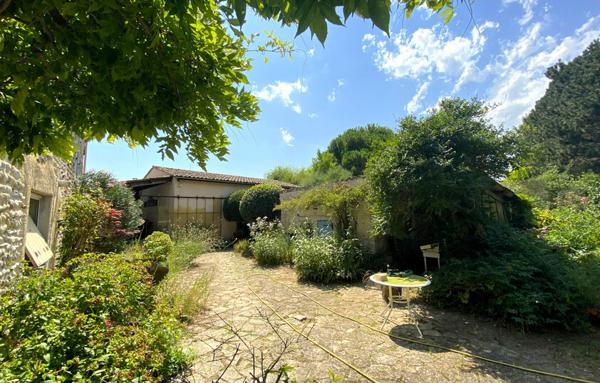 PORTES DE LA DROME PROVENCALE, LORIOL. FERME SUR PARC DE  3 582 M2 ET 284 M2 HAB. NB DEPENDANCES.