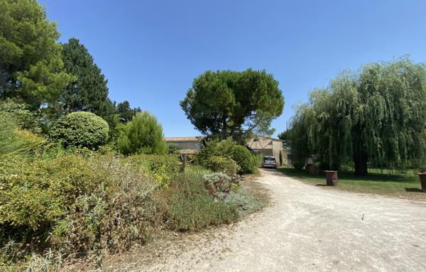 PORTES DE LA DROME PROVENCALE, LORIOL. FERME SUR PARC DE  3 582 M2 ET 284 M2 HAB. NB DEPENDANCES.