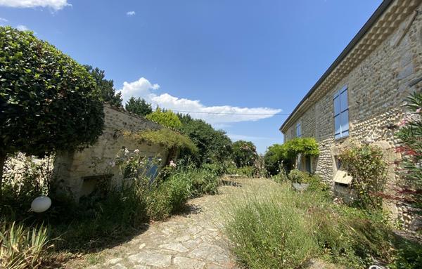 PORTES DE LA DROME PROVENCALE, LORIOL. FERME SUR PARC DE  3 582 M2 ET 284 M2 HAB. NB DEPENDANCES.