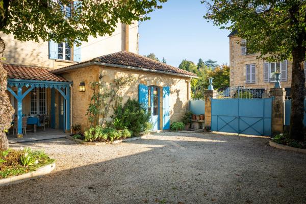 Élégante Maison de Ville 5 ch. | Ascenseur Privatif | Jardin Clos | Clé en Main | Cœur de Sarlat | Périgord Noir