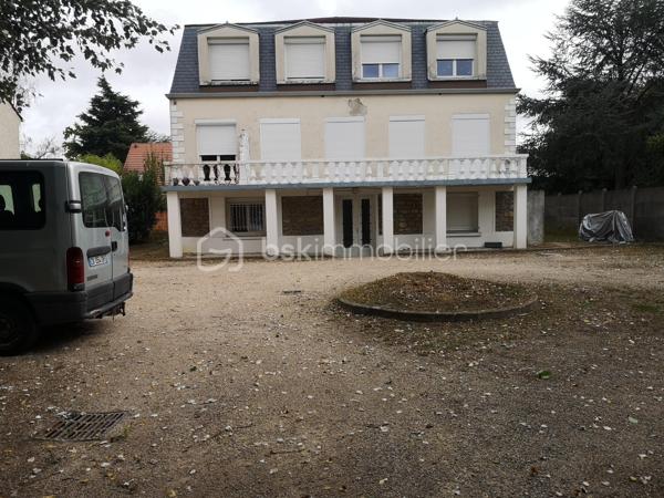 Situé en rez-de-chaussée d'un petite petite copropriété, ce studio est fonctionnel.
Il se compose d'une pièce principale et d'une salle d'eau.
Deux places de parking dans la copropriété complètent ce bien.