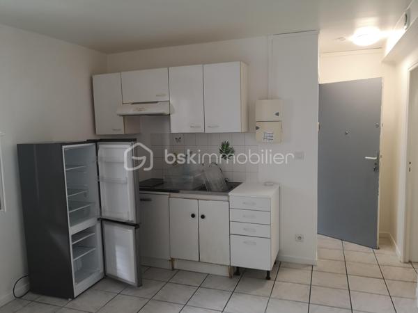 Situé en rez-de-chaussée d'un petite petite copropriété, ce studio est fonctionnel.
Il se compose d'une pièce principale et d'une salle d'eau.
Deux places de parking dans la copropriété complètent ce bien.