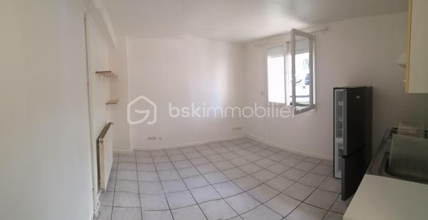 Situé en rez-de-chaussée d'un petite petite copropriété, ce studio est fonctionnel.
Il se compose d'une pièce principale et d'une salle d'eau.
Deux places de parking dans la copropriété complètent ce bien.