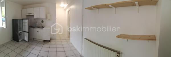 Situé en rez-de-chaussée d'un petite petite copropriété, ce studio est fonctionnel.
Il se compose d'une pièce principale et d'une salle d'eau.
Deux places de parking dans la copropriété complètent ce bien.