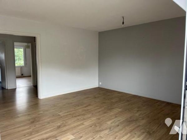 T4 avec cave et garage . 