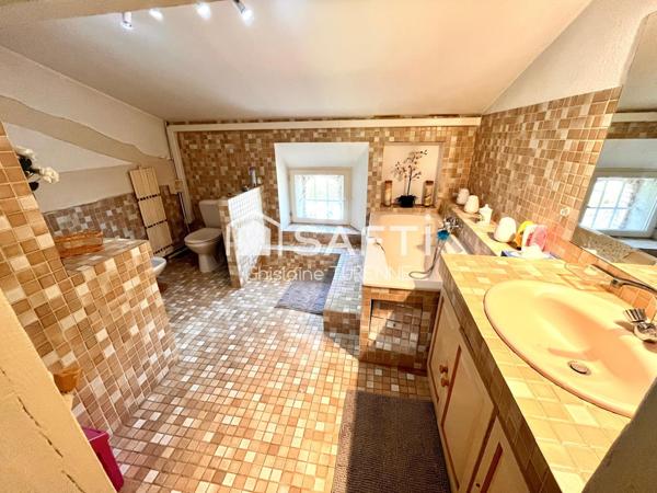 Maison de 186m2 du XVIIIème au coeur d'un parc privé avec piscine et tennis