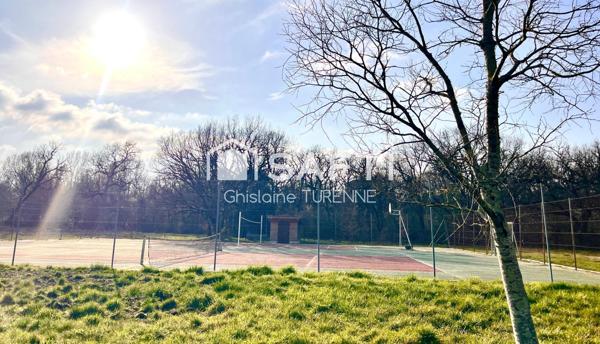 Maison de 186m2 du XVIIIème au coeur d'un parc privé avec piscine et tennis