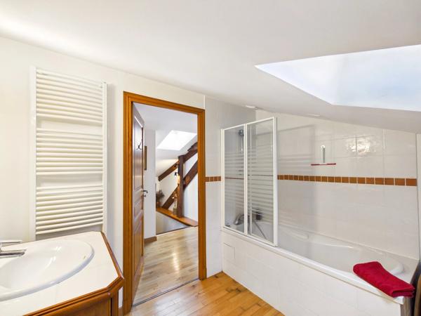 Triangle d’Or : maison de caractère de 6 chambres avec grand jardin et piscine