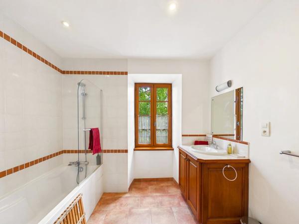 Triangle d’Or : maison de caractère de 6 chambres avec grand jardin et piscine