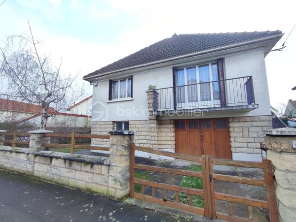 Dans un quartier pavillonnaire calme, MAISON INDIVIDUELLE comprenant: entrée, séjour double donnant sur balcon, cuisine, chambre, salle
d'eau, wc et placards. Sous-sol total surélevée et divisé en garage, chambre aménagée, atelier et wc. Potentiel possible avec les combles
aménageables. Visite virtuelle disponible sur demande.