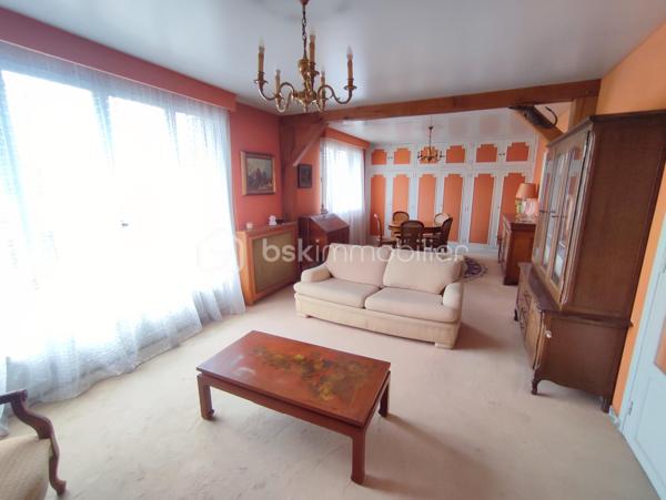 Dans un quartier pavillonnaire calme, MAISON INDIVIDUELLE comprenant: entrée, séjour double donnant sur balcon, cuisine, chambre, salle
d'eau, wc et placards. Sous-sol total surélevée et divisé en garage, chambre aménagée, atelier et wc. Potentiel possible avec les combles
aménageables. Visite virtuelle disponible sur demande.