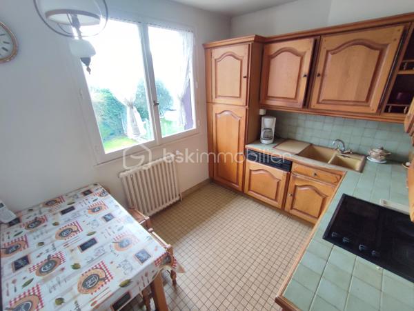 Dans un quartier pavillonnaire calme, MAISON INDIVIDUELLE comprenant: entrée, séjour double donnant sur balcon, cuisine, chambre, salle
d'eau, wc et placards. Sous-sol total surélevée et divisé en garage, chambre aménagée, atelier et wc. Potentiel possible avec les combles
aménageables. Visite virtuelle disponible sur demande.