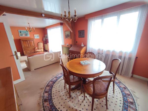 Dans un quartier pavillonnaire calme, MAISON INDIVIDUELLE comprenant: entrée, séjour double donnant sur balcon, cuisine, chambre, salle
d'eau, wc et placards. Sous-sol total surélevée et divisé en garage, chambre aménagée, atelier et wc. Potentiel possible avec les combles
aménageables. Visite virtuelle disponible sur demande.