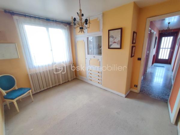 Dans un quartier pavillonnaire calme, MAISON INDIVIDUELLE comprenant: entrée, séjour double donnant sur balcon, cuisine, chambre, salle
d'eau, wc et placards. Sous-sol total surélevée et divisé en garage, chambre aménagée, atelier et wc. Potentiel possible avec les combles
aménageables. Visite virtuelle disponible sur demande.