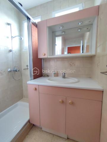 Dans un quartier pavillonnaire calme, MAISON INDIVIDUELLE comprenant: entrée, séjour double donnant sur balcon, cuisine, chambre, salle
d'eau, wc et placards. Sous-sol total surélevée et divisé en garage, chambre aménagée, atelier et wc. Potentiel possible avec les combles
aménageables. Visite virtuelle disponible sur demande.