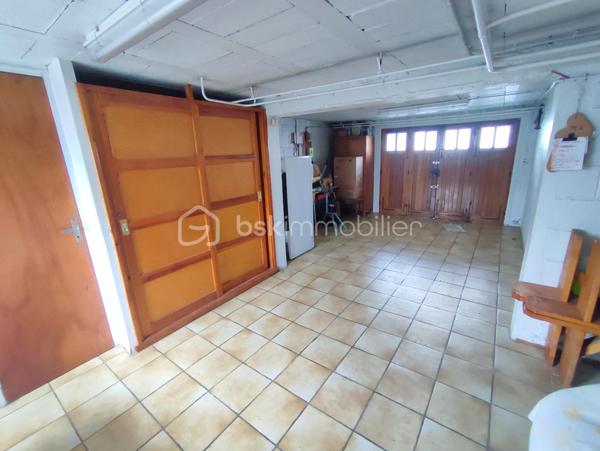 Dans un quartier pavillonnaire calme, MAISON INDIVIDUELLE comprenant: entrée, séjour double donnant sur balcon, cuisine, chambre, salle
d'eau, wc et placards. Sous-sol total surélevée et divisé en garage, chambre aménagée, atelier et wc. Potentiel possible avec les combles
aménageables. Visite virtuelle disponible sur demande.