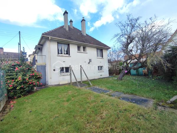 Dans un quartier pavillonnaire calme, MAISON INDIVIDUELLE comprenant: entrée, séjour double donnant sur balcon, cuisine, chambre, salle
d'eau, wc et placards. Sous-sol total surélevée et divisé en garage, chambre aménagée, atelier et wc. Potentiel possible avec les combles
aménageables. Visite virtuelle disponible sur demande.