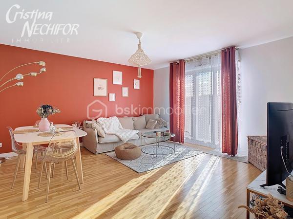Situé dans le quartier recherché du Parc des Frênes à Montévrain, au sein d’une résidence récente (2008), calme, sécurisée et entourée d’espaces verts, découvrez ce bel appartement 3 pièces de 62 m², en excellent état, offrant luminosité, confort et sérénité.

Disposition et espaces :
• Entrée accueillante avec placard intégré,
• Séjour lumineux et convivial, profitant d’une exposition Sud et d’un accès à un balcon avec une vue dégagée ,
• Cuisine séparée avec la possibilité de l’ouvrir sur le séjour, aménagée et entièrement équipée (plaques, hotte, four, rangements), dans des tons modernes et élégants,
• Dégagement avec rangement, desservant la partie nuit,
• Deux chambres confortables, chacune dotée de placards intégrés,
• Salle de bains spacieuse et fonctionnelle,
• WC séparés.

Prestations et confort :
• Grande balcon, idéal pour vos repas en extérieur ou vos moments de détente,
• Exposition Sud, assurant une luminosité naturelle tout au long de la journée,
• Résidence récente et bien entretenue, avec digicode, interphone et gardien,
• Espaces verts paysagers, aire de jeux et local vélos/poussettes à disposition.

Annexes :
• Deux places de parking en sous-sol sécurisé,
• Une grande cave privative pour un rangement optimal.

Emplacement et transports :
• À proximité immédiate des commerces, écoles et services du centre de Montévrain,
• Bus à quelques pas, rejoignant la gare RER A de Val d’Europe en environ 10 minutes,
• En RER A : Paris Gare de Lyon en 35 min, La Défense en 50 min,
• Accès rapide à l’autoroute A4,
• Proche des centres commerciaux Val d’Europe, Clos du Chêne, La Vallée Village, ainsi que du Parc Disneyland Paris.


Cet appartement séduit par son cadre de vie verdoyant, son dégagement fonctionnel avec rangement, son balcon avec sa vue dégagée et ses prestations de qualité.
Un bien idéal pour un couple, une jeune famille ou un investisseur recherchant un lieu de vie paisible et pratique aux portes de Paris et du Val d’Europe.

👉 Un bien rare sur le secteur, à visiter sans tarder !