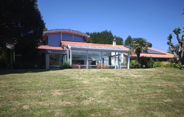 Maison d’Architecte avec Piscine Intérieure et Parc Privé de 6 Hectares