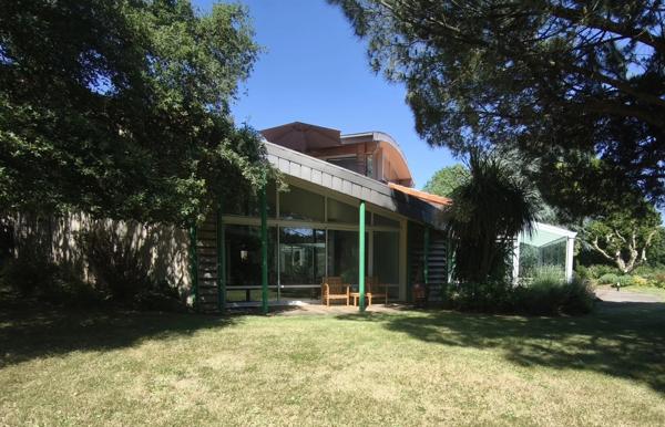 Maison d’Architecte avec Piscine Intérieure et Parc Privé de 6 Hectares