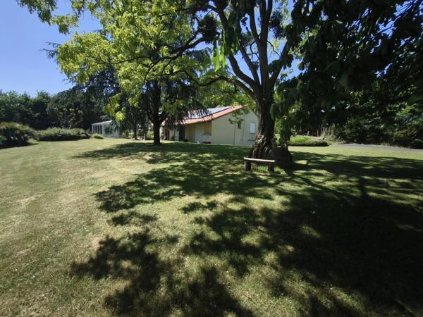 Maison d’Architecte avec Piscine Intérieure et Parc Privé de 6 Hectares