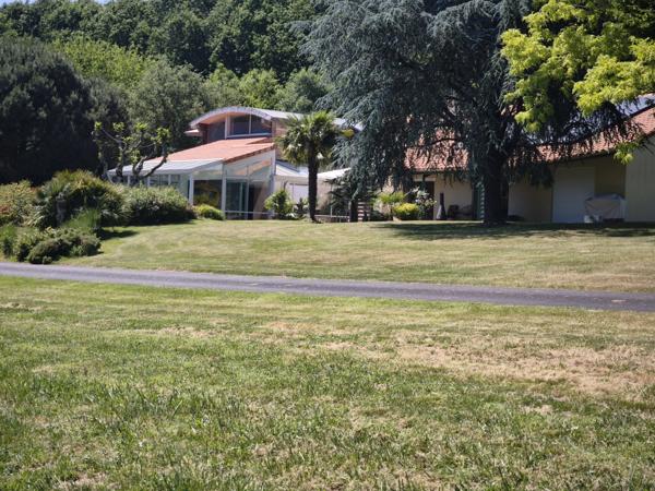 Maison d’Architecte avec Piscine Intérieure et Parc Privé de 6 Hectares