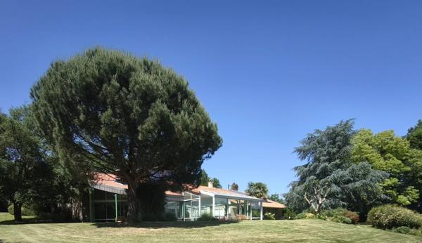 Maison d’Architecte avec Piscine Intérieure et Parc Privé de 6 Hectares