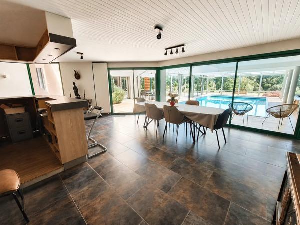 Maison d’Architecte avec Piscine Intérieure et Parc Privé de 6 Hectares