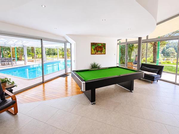 Maison d’Architecte avec Piscine Intérieure et Parc Privé de 6 Hectares