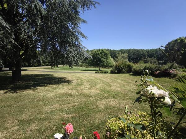 Maison d’Architecte avec Piscine Intérieure et Parc Privé de 6 Hectares