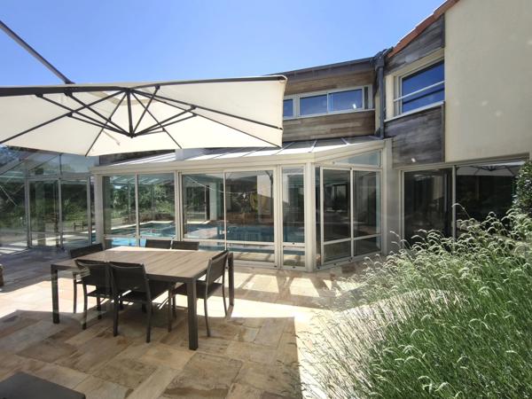 Maison d’Architecte avec Piscine Intérieure et Parc Privé de 6 Hectares