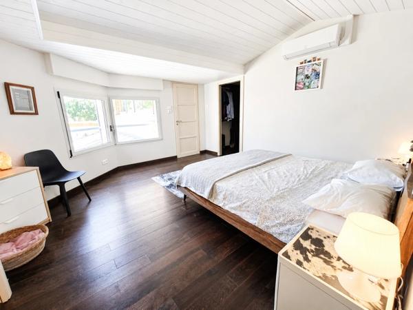 Maison d’Architecte avec Piscine Intérieure et Parc Privé de 6 Hectares
