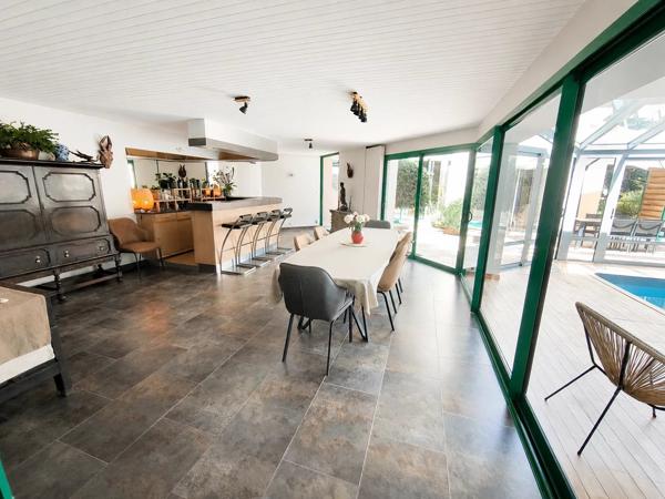 Maison d’Architecte avec Piscine Intérieure et Parc Privé de 6 Hectares