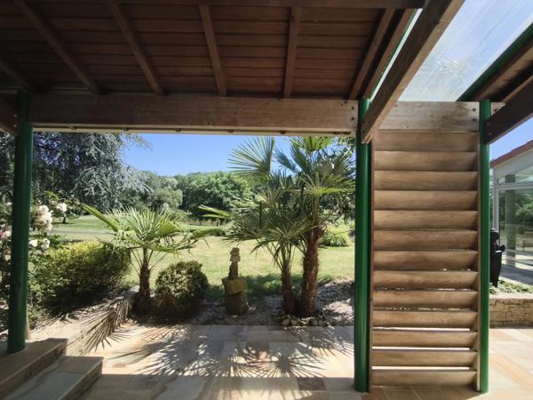 Maison d’Architecte avec Piscine Intérieure et Parc Privé de 6 Hectares