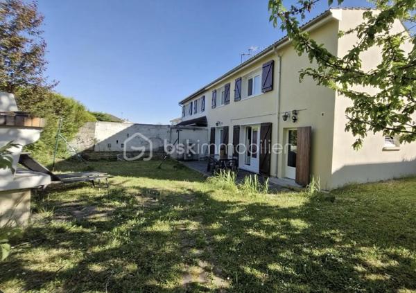 Située à Trilport, à seulement 5 minutes de Meaux, cette maison familiale représente une opportunité financière et patrimoniale rare sur le marché actuel. Son emplacement stratégique vous place à 5 minutes à pied des écoles, des commerces et de la gare, reliant Paris-Est en 35 minutes via la Ligne P. Côté performance énergétique et budget, le bien se distingue par des prestations haut de gamme garantissant un confort économique optimal au quotidien : pompe à chaleur, chauffe-eau thermodynamique, panneaux solaires, cheminée et double vitrage intégral permettent de bénéficier d'un excellent diagnostic de performance énergétique.

L'intérieur de 118 m² offre une sectorisation rationnelle et parfaitement adaptée à la vie de famille. Le rez-de-chaussée s'ouvre sur un séjour lumineux, une cuisine entièrement équipée, une salle d'eau avec WC et une première chambre, offrant la modularité nécessaire pour agrandir l'espace de vie principal selon vos besoins. À l'étage, l'espace nuit se compose de quatre chambres supplémentaires et d'une salle de bains complète avec baignoire, douche et WC. Un garage entièrement aménagé en buanderie et la présence de la fibre optique complètent la distribution technique de ce bien aux volumes optimisés.

L'extérieur valorise un terrain clos de 380 m² agrémenté de terrasses et de deux abris de jardin, idéal pour les moments de détente en plein air sans exiger un entretien contraignant. Parfaitement entretenue et entièrement équipée, cette maison tout confort ne nécessite aucun travaux immédiats et s'impose comme le cadre de vie idéal pour poser ses valises en toute sérénité. Pour organiser une visite ou obtenir le dossier complet de ce bien disponible rapidement, contactez Mme Oliveira - BSK Immobilier au 07 68 07 60 36.