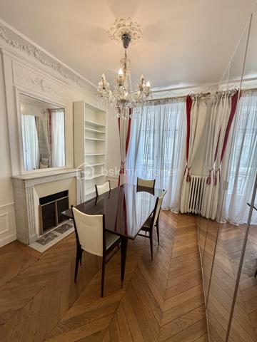 Charme de l'ancien, très bel appartement de 55m2 Carrez au second étage avec ascenseur.  A proximité du métro Exelmans.
Il se compose d'une entrée avec placard desservant une salle à manger, un salon, cuisine séparée, WC, chambre attenante à la salle d'eau. Magnifiques parquets. Nombreux rangements. Cave
Appartement traversant lumineux.