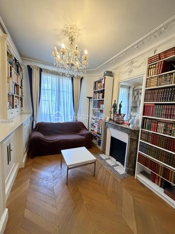 Charme de l'ancien, très bel appartement de 55m2 Carrez au second étage avec ascenseur.  A proximité du métro Exelmans.
Il se compose d'une entrée avec placard desservant une salle à manger, un salon, cuisine séparée, WC, chambre attenante à la salle d'eau. Magnifiques parquets. Nombreux rangements. Cave
Appartement traversant lumineux.