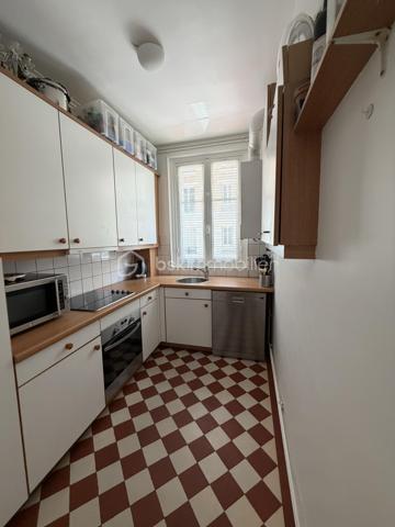 Charme de l'ancien, très bel appartement de 55m2 Carrez au second étage avec ascenseur.  A proximité du métro Exelmans.
Il se compose d'une entrée avec placard desservant une salle à manger, un salon, cuisine séparée, WC, chambre attenante à la salle d'eau. Magnifiques parquets. Nombreux rangements. Cave
Appartement traversant lumineux.