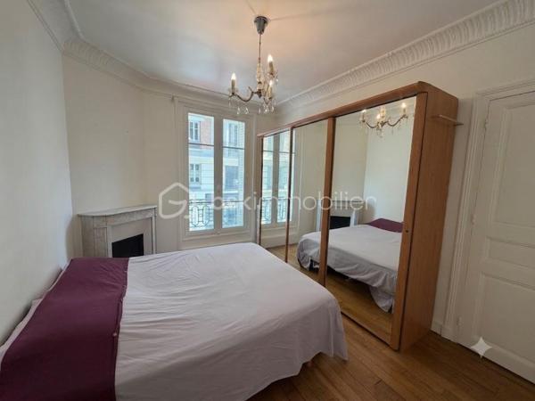 Charme de l'ancien, très bel appartement de 55m2 Carrez au second étage avec ascenseur.  A proximité du métro Exelmans.
Il se compose d'une entrée avec placard desservant une salle à manger, un salon, cuisine séparée, WC, chambre attenante à la salle d'eau. Magnifiques parquets. Nombreux rangements. Cave
Appartement traversant lumineux.