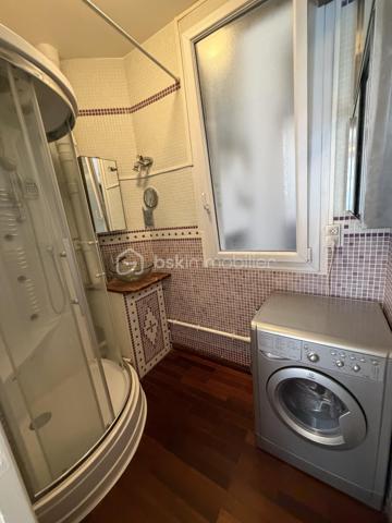 Charme de l'ancien, très bel appartement de 55m2 Carrez au second étage avec ascenseur.  A proximité du métro Exelmans.
Il se compose d'une entrée avec placard desservant une salle à manger, un salon, cuisine séparée, WC, chambre attenante à la salle d'eau. Magnifiques parquets. Nombreux rangements. Cave
Appartement traversant lumineux.