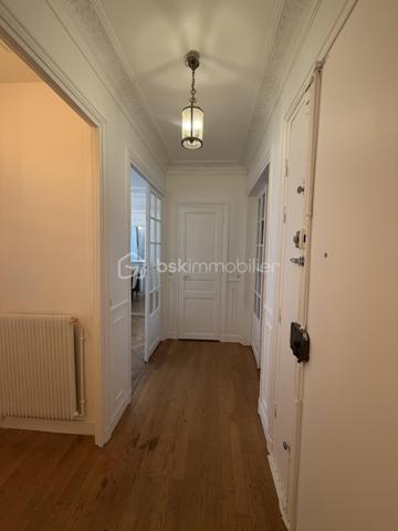 Charme de l'ancien, très bel appartement de 55m2 Carrez au second étage avec ascenseur.  A proximité du métro Exelmans.
Il se compose d'une entrée avec placard desservant une salle à manger, un salon, cuisine séparée, WC, chambre attenante à la salle d'eau. Magnifiques parquets. Nombreux rangements. Cave
Appartement traversant lumineux.