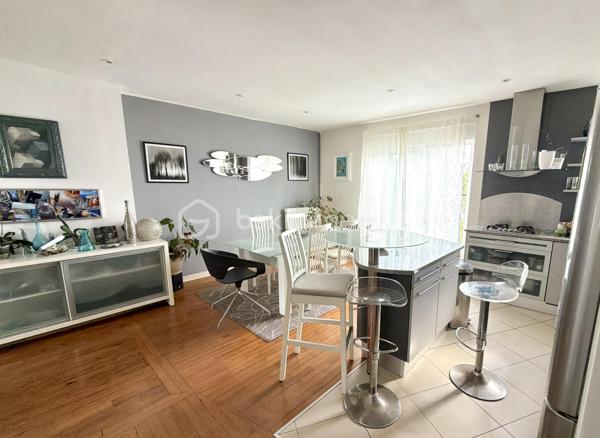 Appartement T3 lumineux – Saint-Marc / Strasbourg, Brest

📍 Situé au 4ᵉ et dernier étage d’une copropriété de 1956, cet appartement T3 de 68,18 m² saura vous séduire par son agencement optimisé et son emplacement privilégié, à proximité immédiate des commerces, des transports en commun (tramway/bus) et de toutes les commodités.
Il se compose d’une entrée, d’une spacieuse pièce de vie baignée de lumière offrant de beaux volumes, de deux chambres, d’une cuisine ouverte aménagée et équipée (IKEA), d’une vaste salle d’eau ainsi que de WC indépendants.  
Vous apprécierez le charme du parquet en bois, les fenêtres en double vitrage assurant un bon confort thermique et acoustique, ainsi qu’une chaudière gaz de qualité garantissant un confort optimal au quotidien.
Une cave en sous-sol complète ce bien.

À découvrir sans tarder !